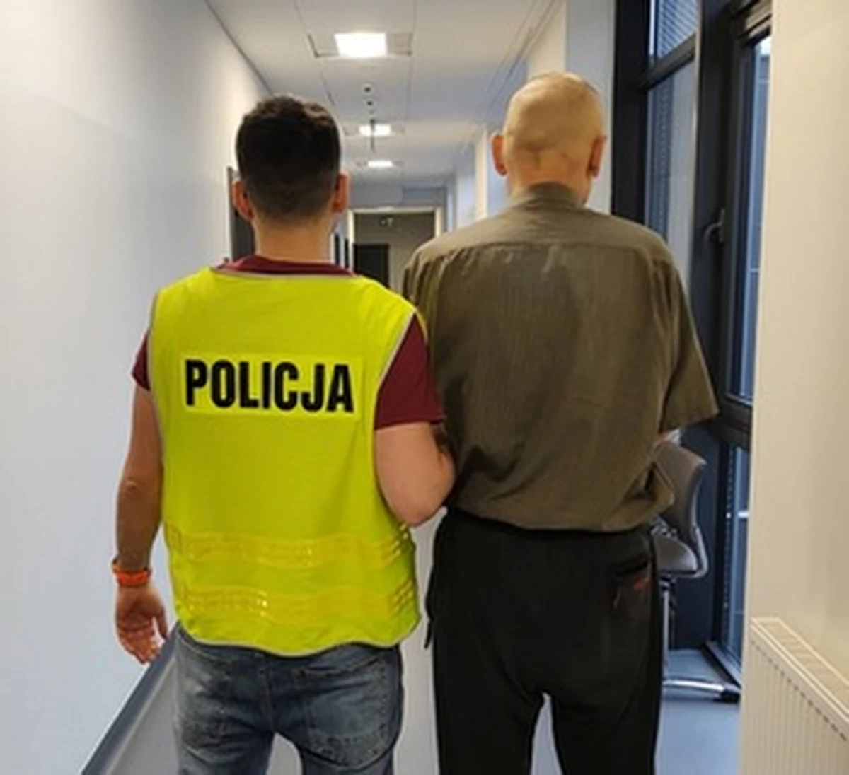 Zarzut usiłowania zabójstwa usłyszał 55-latek, który ugodził nożem sąsiada. Mężczyźni pili razem alkohol. Napastnika denerwowało to, że jego kompan pstryka palcami.

