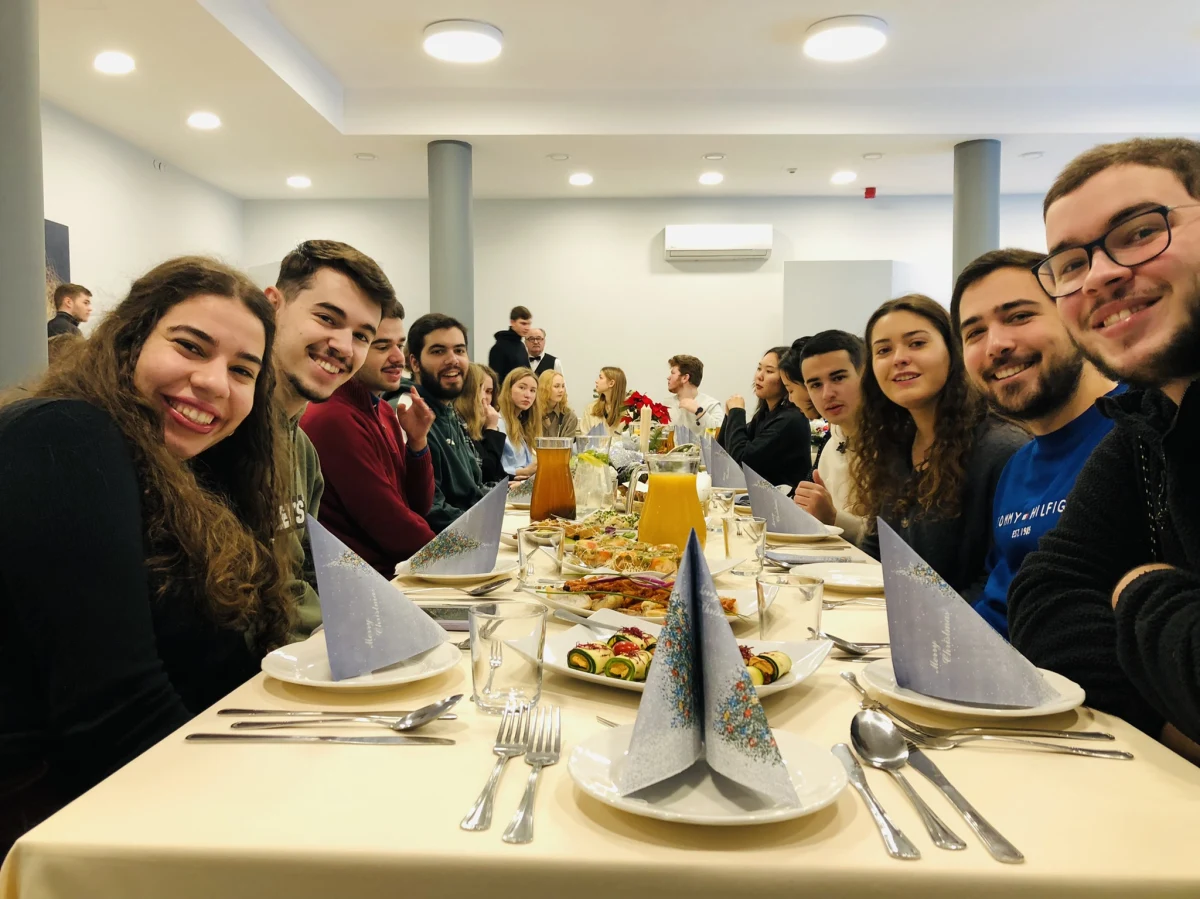 Makowiec? Nie znam - taką zaskakującą odpowiedź usłyszała reporterka RMF FM od studenta Uniwersytetu Łódzkiego. Dlatego władze uczelni co roku zapraszają zagranicznych żaków na tradycyjne spotkanie przy wigilijnym, polskim stole.