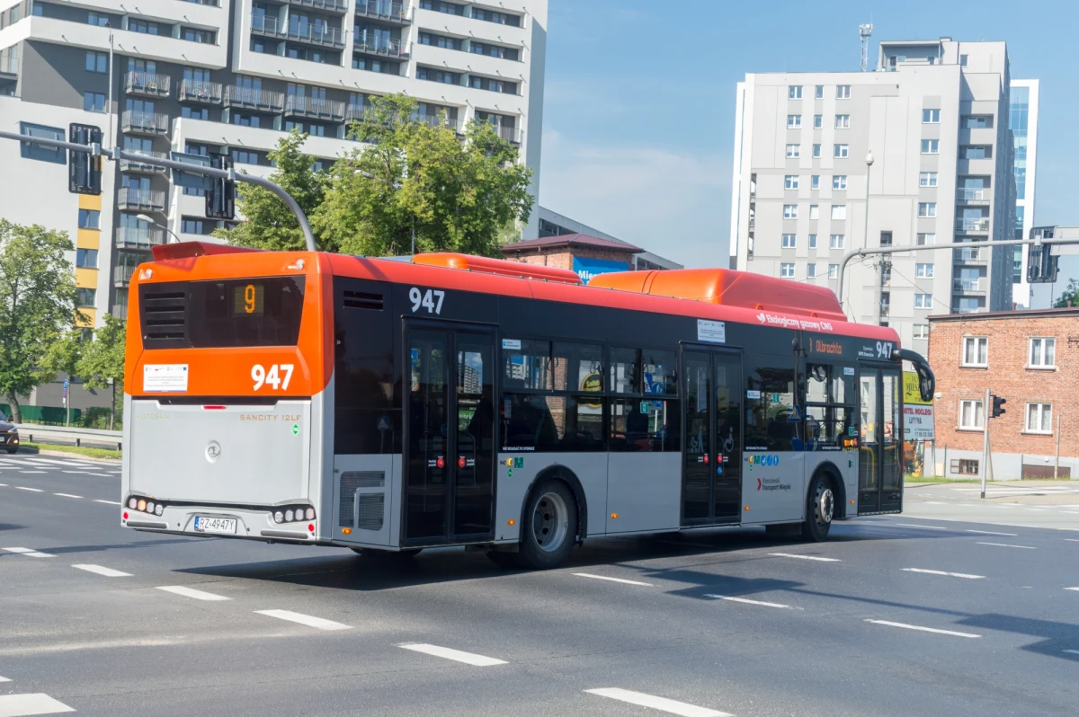 Od poniedziałku, 19 grudnia ulicą Batorego pod wiaduktem kolejowym znów kursować będą autobusy rzeszowskiej komunikacji publicznej. Chodzi o linie: 9, 12, 29, 59 oraz N1 - informuje Zarząd Transportu Miejskiego w Rzeszowie.

