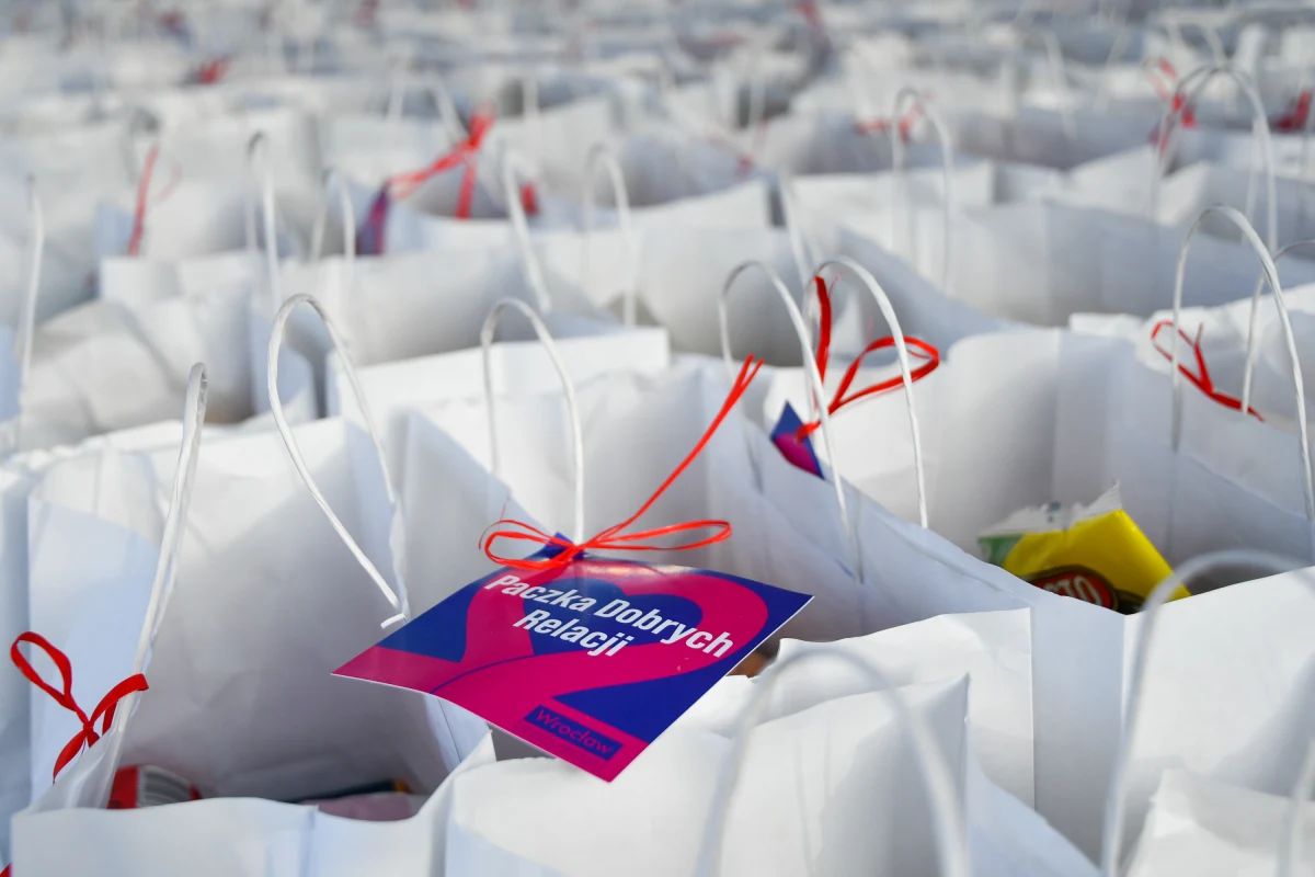 Ponad 4 tysiące paczek z żywnością trafi przed świętami Bożego Narodzenia do najbardziej potrzebujących wrocławian. Właśnie dzisiaj zaczęto je wydawać. To pomoc, którą sfinansowało miasto.