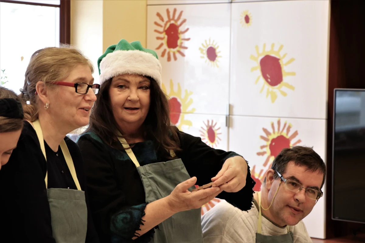 "To trudne czasy dla wszystkich, dlatego tak ważne jest, by zwrócić uwagę na najbardziej potrzebujących i samotnych" - mówią wolontariusze z Fundacji Anny Dymnej "Mimo Wszystko". Dziś w ośrodku "Dolina Słońca" w podkrakowskich Radwanowicach rozpoczęły się przygotowania do świąt i wielkie pieczenie świątecznych pierników.