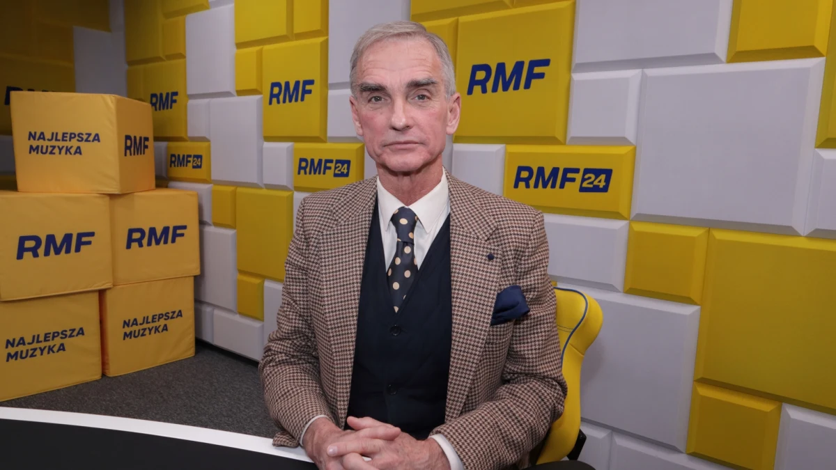 "Atmosfera pewnego schyłku zaczyna panować w klubie parlamentarnym Prawa i Sprawiedliwości. Są próby sztucznego mobilizowania do działania, mówienia: "wygramy, wygramy" (...). Wszystko jest sztucznie podtrzymywane, bo entuzjazmu - mówiąc generalnie - nie ma" - mówił w Popołudniowej rozmowie w RMF FM senator niezrzeszony Jan Maria Jackowski. Zwracał też uwagę na sprzeczności w przekazie rządzących skierowanym do obywateli, które podważają autorytet władzy. "Nie może być tak, że jednego dnia mówi się, że środki z KPO są niepotrzebne, a za chwilę mówi się, że bez tych środków nie można (funkcjonować - przyp. red.). Nie można mówić, że jest cudowna gospodarka, rewelacja, Polska jest w rozkwicie, Covid-19 przetrwaliśmy, a nagle, że trzeba robić oszczędności, bo sytuacja budżetu jest dramatyczna" - dodał. 