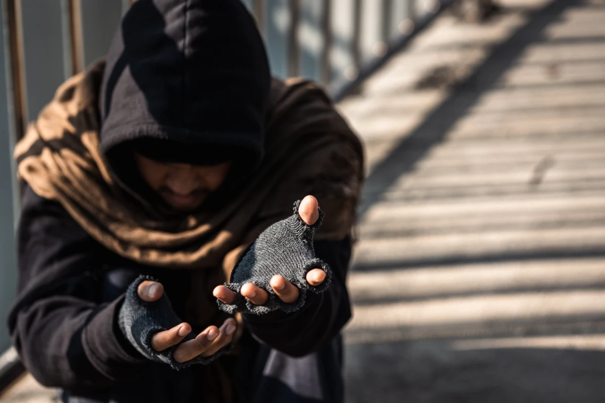 Codziennie, aż do końca marca, od 20 do 23 osób bezdomnych będzie mogło skorzystać z krakowskiego StreetBusa - jest to specjalny autobus, w którym będzie można otrzymać niezbędną pomoc, ciepłe napoje i posiłki a także koce i odzież. StreetBus będzie zatrzymywał się na trzech przystankach w Krakowie.