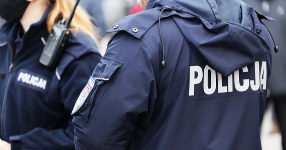 Policja i prokuratura w Płocku wyjaśniają przyczyny śmierci 32-latka. Mężczyzna podczas interwencji funkcjonariuszy stracił przytomność, a po przewiezieniu do szpitala zmarł. Wszczęte zostanie śledztwo w kierunku nieumyślnego spowodowania śmierci.