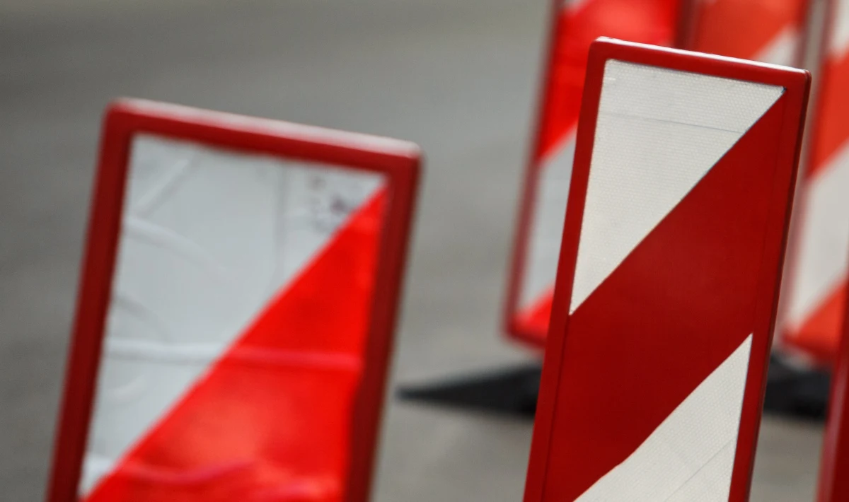 W rejonie Alei Wyzwolenia w Szczecinie od soboty, 17 grudnia, kierowców i pasażerów czekają kolejne zmiany w organizacji ruchu. Oto szczegóły utrudnień.