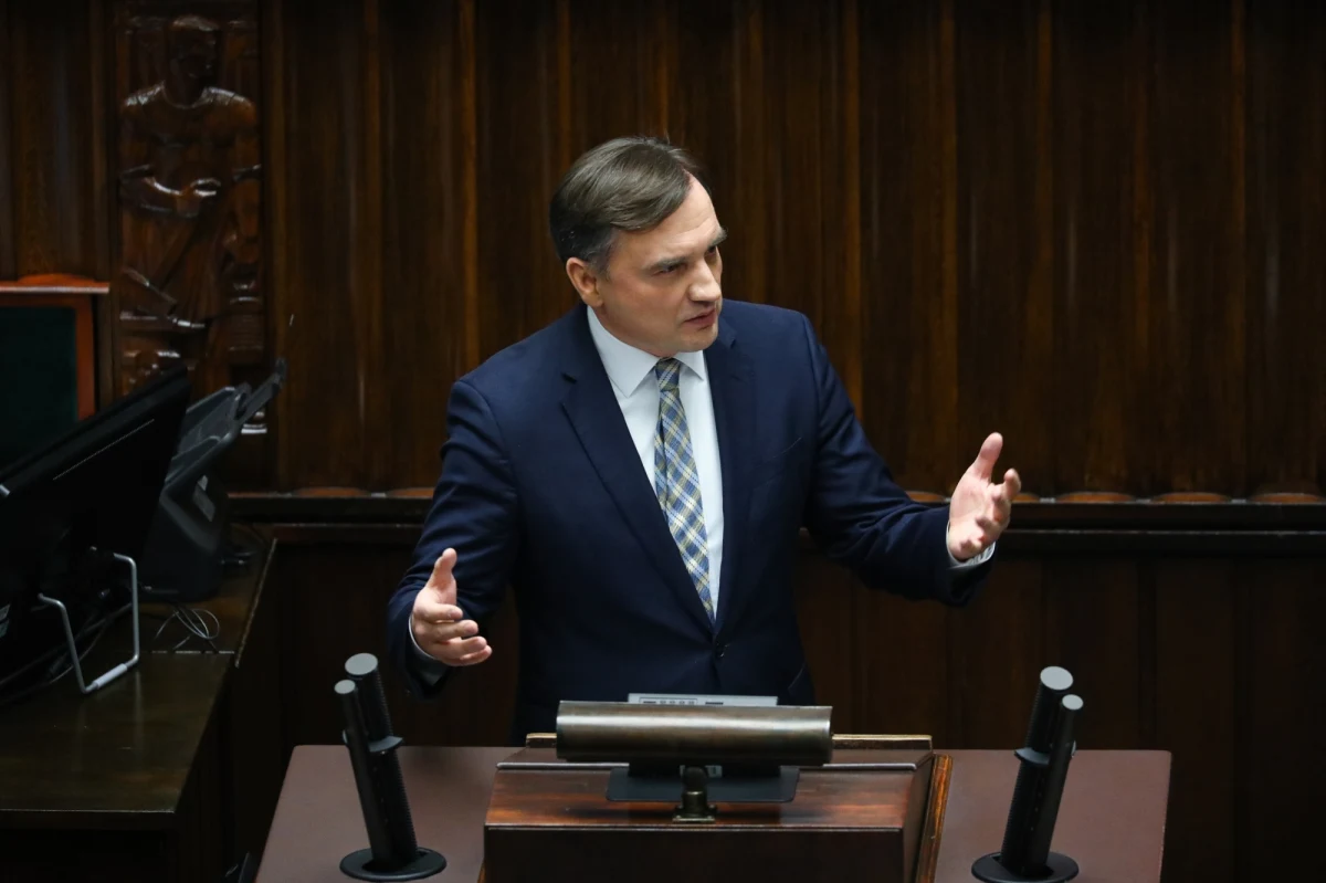 Zaskoczenia nie ma - opozycji nie udało się odwołać Zbigniewa Ziobry ze stanowiska. Za wnioskiem o wotum nieufności wobec szefa resortu sprawiedliwości głosowało 226 posłów, 228 było przeciw. 3 osoby się wstrzymały. 