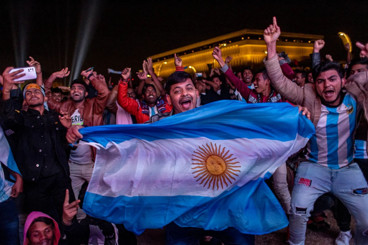 Argentyńskie media po wygranym przez reprezentację tego kraju meczu z Chorwacją w półfinale mundialu w Katarze twierdzą, że ekipa “Albiceleste” zagrała we wtorkowym pojedynku niczym zespół mistrzów świata. "Argentyna znalazła się na futbolowym topie i jest się z czego cieszyć. Świętujemy to zwycięstwo, ponieważ awans do finału jest bardzo emocjonującą sprawą, ale wciąż mamy do zrobienie jeszcze jeden krok. Awans to chwila, którą planowaliśmy się cieszyć, ale już się skończyła i teraz musimy myśleć o tym, co nadchodzi" - mówił po meczu trener argentyńskiej kadry Lionel Scaloni.
