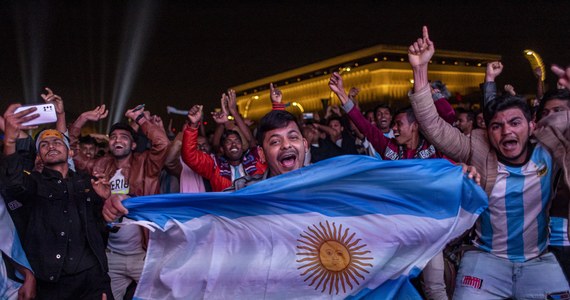 Argentyńskie media po wygranym przez reprezentację tego kraju meczu z Chorwacją w półfinale mundialu w Katarze twierdzą, że ekipa “Albiceleste” zagrała we wtorkowym pojedynku niczym zespół mistrzów świata. "Argentyna znalazła się na futbolowym topie i jest się z czego cieszyć. Świętujemy to zwycięstwo, ponieważ awans do finału jest bardzo emocjonującą sprawą, ale wciąż mamy do zrobienie jeszcze jeden krok. Awans to chwila, którą planowaliśmy się cieszyć, ale już się skończyła i teraz musimy myśleć o tym, co nadchodzi" - mówił po meczu trener argentyńskiej kadry Lionel Scaloni.