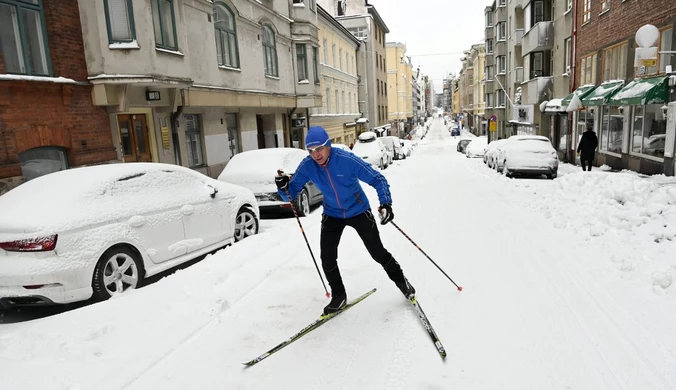 Burze śnieżne w Helsinkach. Policja: Zakaz biegania po jezdni na nartach
