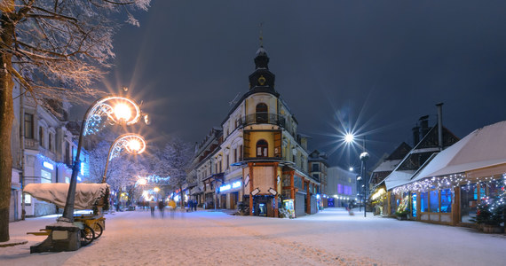 Miasto Zakopane ograniczy w tym roku liczbę ozdobnych świetlnych instalacji drogowych, dzięki czemu zaoszczędzi 200 tys. zł. Na tegoroczne świąteczne dekoracje miasto pod Giewontem wyda 500 tys. zł – mówi burmistrz Zakopanego Leszek Dorula.