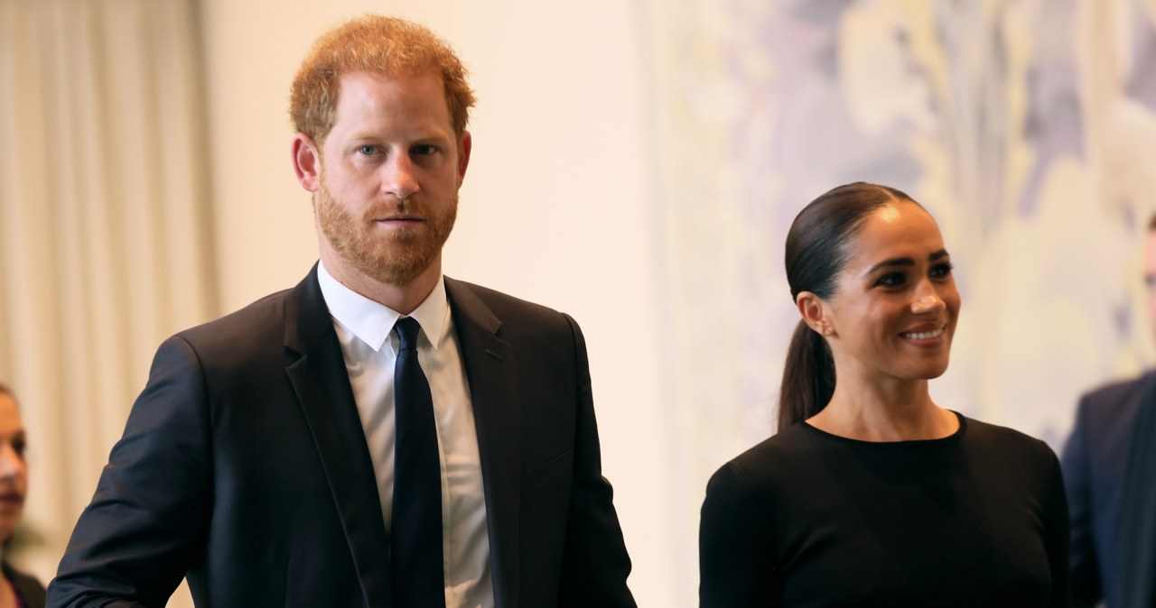 Od 8 grudnia widzowie Netfliksa mogą oglądać serial poświęcony księciu Harry'emu i Meghan Markle. Swoimi wrażeniami po obejrzeniu tej produkcji podzielił się kontrowersyjny dziennikarz radiowy Howard Stern. Jego opinia o serialu "Harry i Meghan" jest jednoznaczna - gdyby nie żona, nie dokończyłby oglądania. Jednym z powodów takiego stanu rzeczy jest zachowanie tytułowych bohaterów, których nazywa "płaczliwymi pi...".