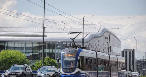 Kończą się prace torowe na ul. Bieńczyckiej i Kocmyrzowskiej. To oznacza, że od najbliższej soboty, 17 grudnia, przywrócony zostanie ruch tramwajów od ronda Czyżyńskiego do ronda Kocmyrzowskiego i od ronda Kocmyrzowskiego do przystanku „Wańkowicza”. Z powodu budowy drogi S7 nadal wyłączony będzie jednak ruch na odcinku „Wańkowicza” – „Wiadukty”.