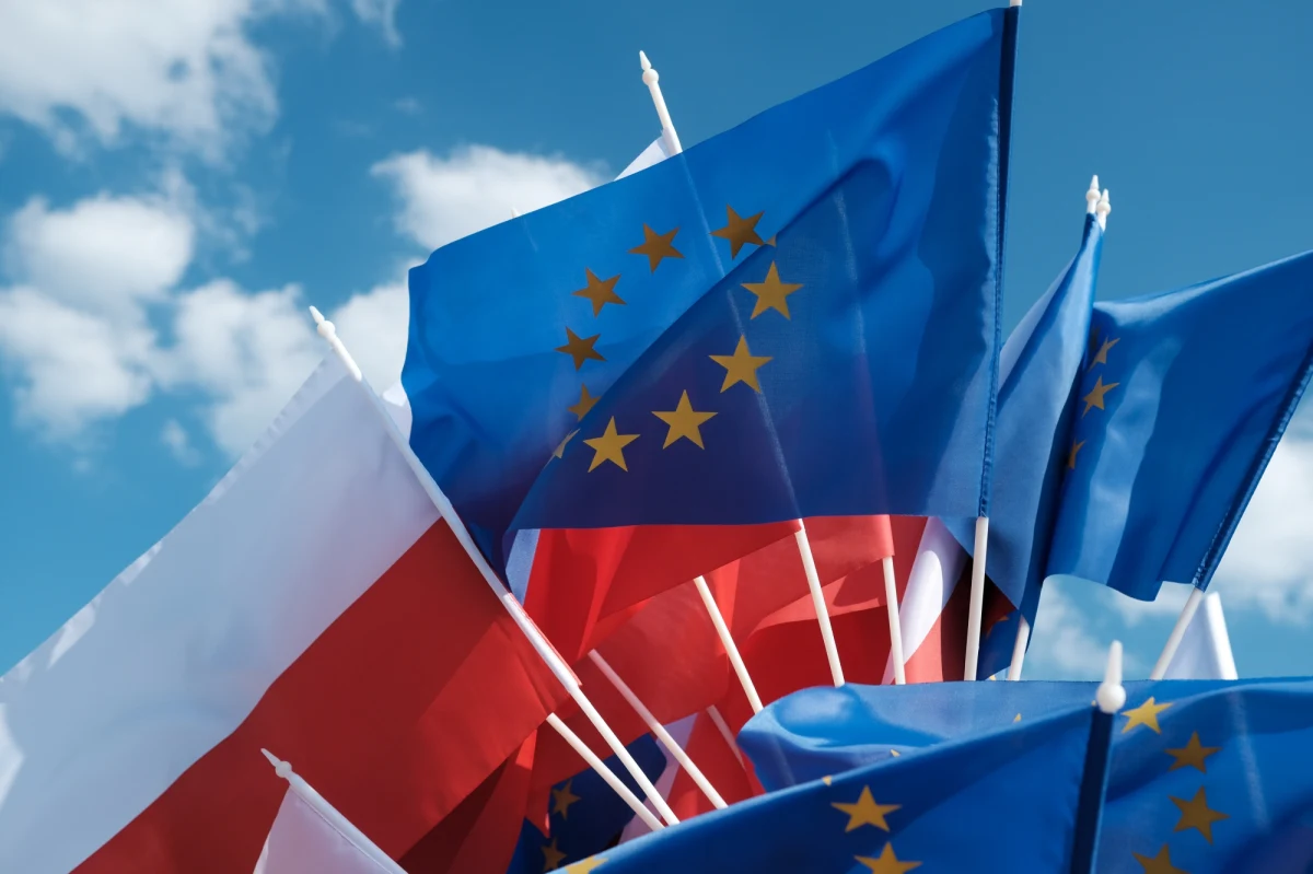 "Polska powinna złożyć wniosek o pierwszą płatność z Krajowego Planu Odbudowy dopiero po zakończeniu całej procedury legislacyjnej związanej z przyjęciem nowej ustawy sądowej, czyli po opublikowaniu jej w Dzienniku Ustaw" - tak mówi w rozmowie z korespondentką RMF FM w Brukseli Katarzyną Szymańską-Borginon komisarz UE do spraw rolnictwa Janusz Wojciechowski. "Wynika to z unijnego rozporządzenia, które mówi, że powinno to nastąpić po osiągnięciu kamieni milowych" – dodaje. Komisja Europejska dała wczoraj sygnał, że przyjęcie zaproponowanych przez ministra do spraw europejskich Szymona Szynkowskiego vel Sęka zmian sądowniczych będzie wypełnieniem kamienia milowego dotyczącego praworządności. 