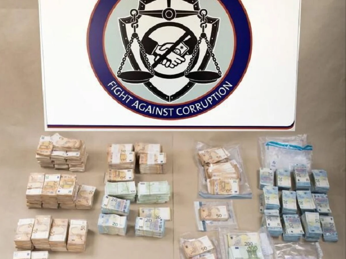 Odwołana we wtorek była wiceszefowa Parlamentu Europejskiego Eva Kaili ma coraz większe kłopoty. Belgijscy śledczy ujawnili zdjęcie przedstawiające skonfiskowane banknoty o wartości 1,5 mln euro, odebrane Kaili. Grecka polityk jest podejrzana o korupcję - lobbing na rzecz Kataru, za który miała otrzymać pieniądze - poinformował niemiecki tygodnik "Spiegel".