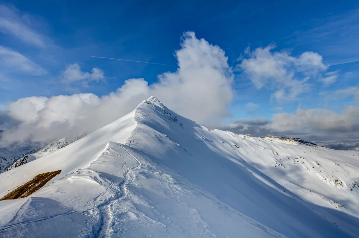 Ratownicy TOPR poszukują od wczoraj 40-letniego turysty z Brzeszcz. Mężczyzna był widziany ostatni raz 11 grudnia, czyli w niedzielę, w okolicy Ronda Kuźnickiego w Zakopanem. Prawdopodobnie udał się w Tatry. Ratownicy proszą o pomoc wszystkie osoby, które mogły widzieć go tego dnia.

