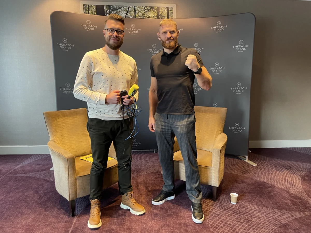 Jan Błachowicz wycofuje się ze swoich słów po walce Magomedem Ankalajewem! Weekendowa walka o mistrzowski pas w wadze półciężkiej najbardziej prestiżowej federacji UFC pomiędzy Polakiem a Dagestańczykiem zakończyła się remisem. "Oddajcie mu ten pas" - mówił po pojedynku Błachowicz, nieco sprowokowany przez przeciwnika zaskoczonego remisowym wynikiem walki. Teraz przyznaje, że te słowa padły na gorąco. Polak podtrzymuje chęć rewanżu, ale na razie będzie przyglądał się walce Teixeira - Hill, której stawką będzie pas w jego kategorii wagowej. Błachowicz opowiedział nam też, jak spędzi święta. Z polskim wojownikiem rozmawiał Paweł Pawłowski.