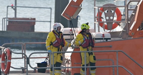 Na Kanale La Manche przeprowadzono akcję ratunkową, w której brały udział zarówno brytyjskie, jak i francuskie jednostki. U wybrzeża Kentu zatonęła niewielka łódź z imigrantami na pokładzie. Są ofiary – podaje BBC. Na pokładzie jednostki mogło być nawet 50 osób.