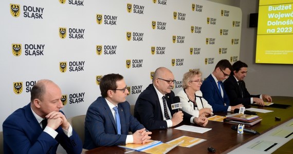 Budżet województwa Dolnośląskiego na 2023 rok będzie rekordowy i proinwestycyjny - powiedział dziś marszałek Cezary Przybylski.  To 2 miliardy 274 miliony złotych. Plan zakłada, że nie będzie deficytu, a region w ciągu najbliższych 12 miesięcy nie zaciągnie nowych kredytów. Skąd taka sytuacja w kryzysowych czasach?