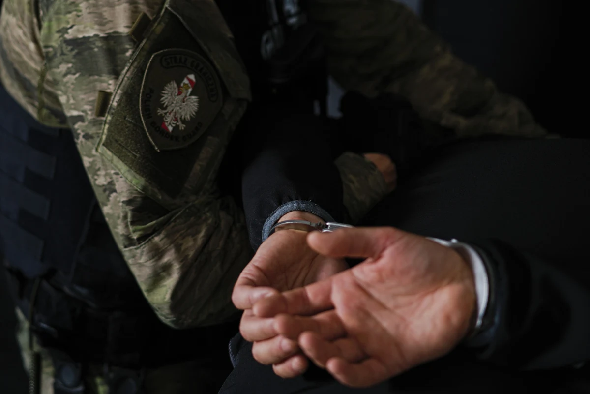 Funkcjonariusze Straży Granicznej w Medyce na Podkarpaciu zatrzymali obywatela Ukrainy poszukiwanego Europejskim Nakazem Aresztowania oraz czerwoną notą Interpolu. 26-letni mężczyzna podróżował pociągiem relacji Kijów - Przemyśl.