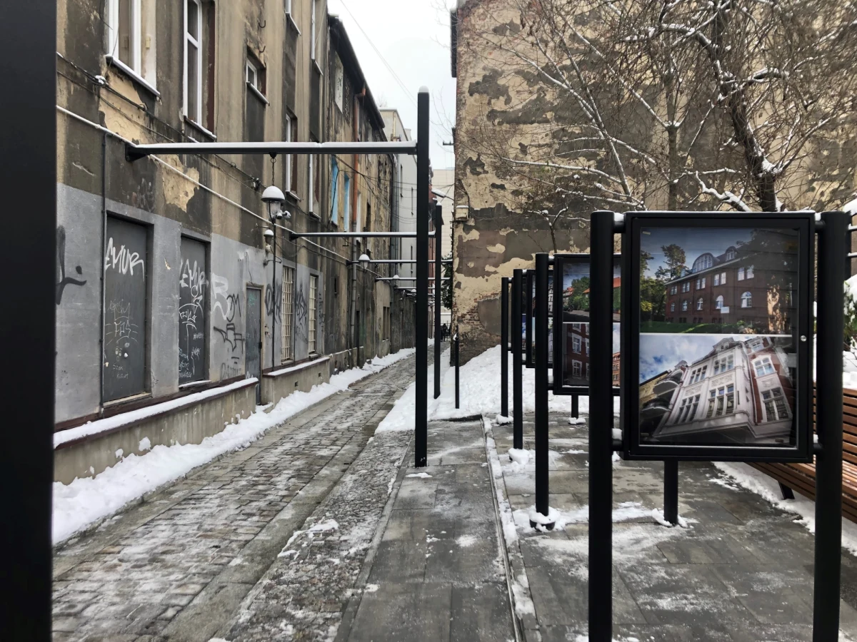 Zaułek w Bytomiu to niepozorna uliczka łącząca Rynek z ul. Dzieci Lwowskich. Najwęższa, najkrótsza i jedna z najstarszych w mieście. Zachowała swój pierwotny, średniowieczny kształt, ale przez lata trudno było się nią chwalić. Za ponad 1,3 mln zł została zrewitalizowana. Odbyło się to przy współpracy z konserwatorem zabytków i mieszkańcami. 
