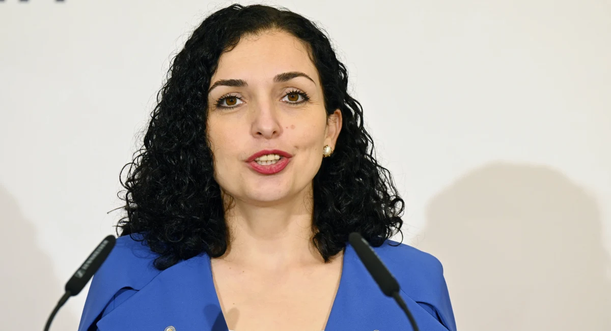 Prezydent Kosowa Vjosa Osmani, premier Albin Kurti oraz przewodniczący parlamentu Glauk Konjufca podpisali w środę wniosek o członkostwo w Unii Europejskiej - poinformował dziennik "Koha Ditore". Deklaracja ta odbyła się w momencie, gdy sytuacja między Kosowem, a Serbią - która nie uznaje niepodległości republiki - jest bardzo napięta. 