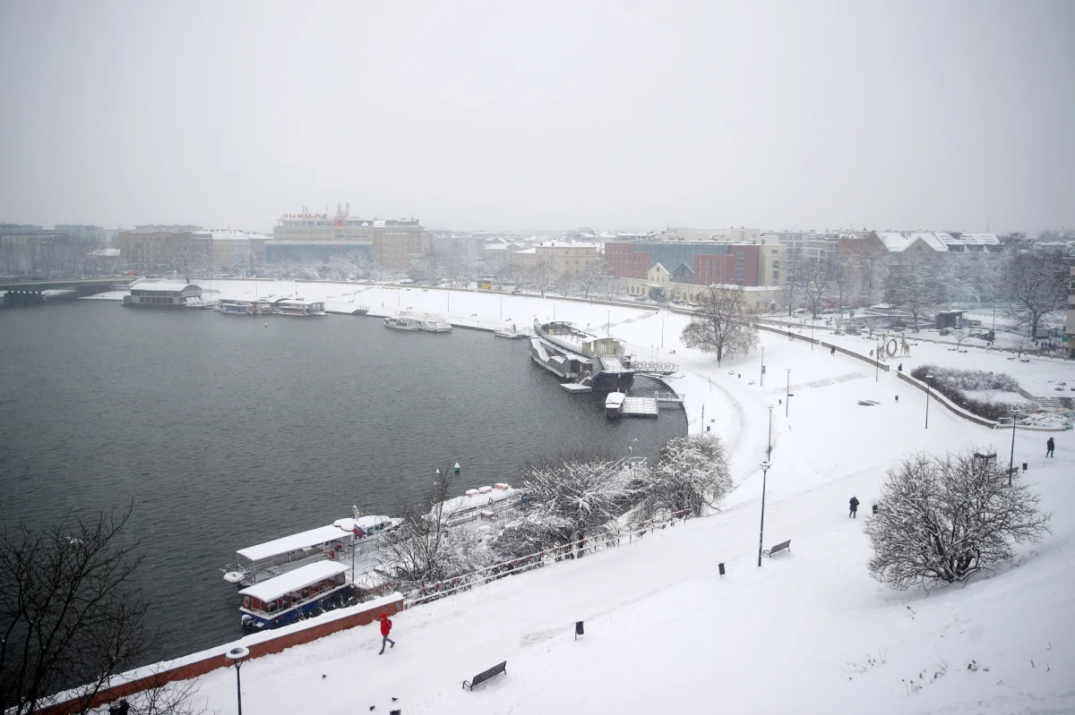 Mrozy potrzymają do niedzieli, potem czeka nas szybkie ocieplenie - mówi rzecznik IMGW Grzegorz Walijewski. Jak ostrzegł, topniejący śnieg sprawi przyrost wód w rzekach, co grozi podtopieniami. "Szansa na białe święta na wschodzie i południu. Świeża dostawa śniegu możliwa tylko na południu" - dodał Walijewski.