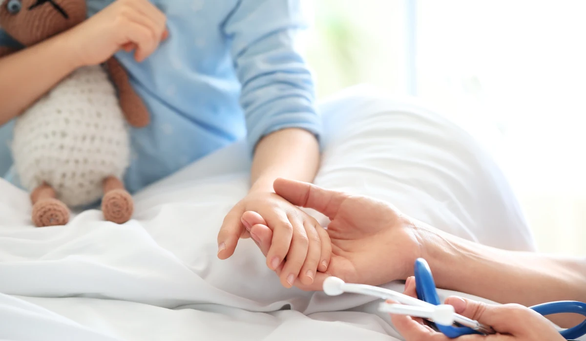 Rosnące ceny paliwa, niepewna sytuacja cen prądu, trzy razy droższe opatrunki - Małopolskie Hospicjum dla Dzieci zmaga się z problemami i apeluje o pomoc. To wyjątkowa placówka. Leczy dzieci w warunkach domowych. Dzięki temu pacjenci z poważnymi schorzeniami i wadami genetycznymi mogą przebywać w swoich domach z bliskimi i nie narażać się dodatkowo na szpitalne bakterie i wirusy. Ludzkie zdrowie nie ma ceny, ale placówki takie jak hospicjum muszą płacić bardzo konkretne rachunki. Niestety coraz wyższe. Z dyrektorem medycznym Małopolskiego Hospicjum dla Dzieci Krzysztofem Nawrockim rozmawiała Marlena Chudzio.