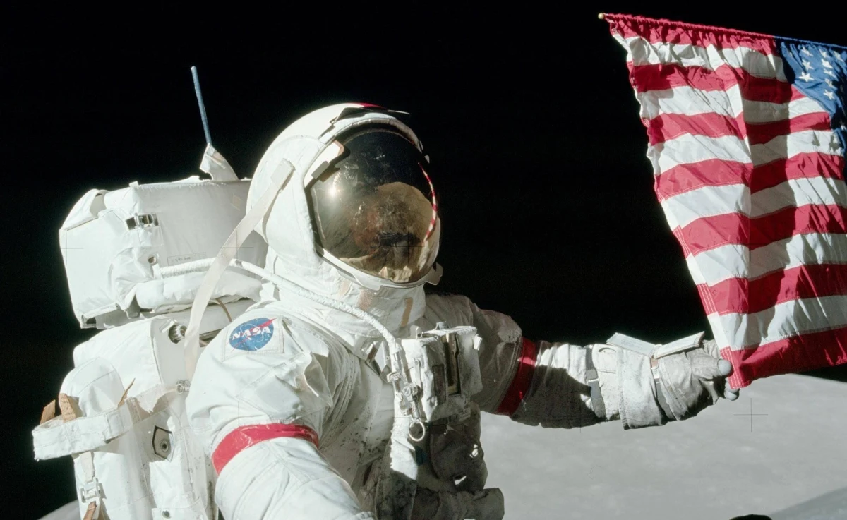 "Program Apollo pochłonął prawie 26 miliardów ówczesnych dolarów. I teraz jeżeli uwzględnimy inflację i wszystkie zmiany, które nastąpiły po drodze, to na dzisiaj byśmy to przełożyli na 216 miliardów dolarów" - twierdzi Łukasz Wilczyński, prezes Europejskiej Fundacji Kosmicznej. 