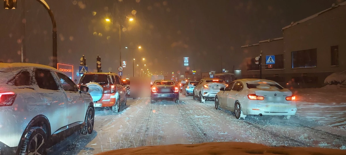 W środę wieczorem na drogach w województwie śląskim i w Małopolsce były bardzo trudne warunki. Powodem był intensywnie padający śnieg. "MPO poinformowało właśnie, że z zimą w Krakowie walczy obecnie 200 jednostek. Od trzech godzin jeżdżę po naszym mieście i mam wrażenie, że to tylko liczby i niestety przegrywamy walkę ze śniegiem!" - napisał przed godz. 21:00 na Twitterze wiceprezydent Krakowa Andrzej Kulig.