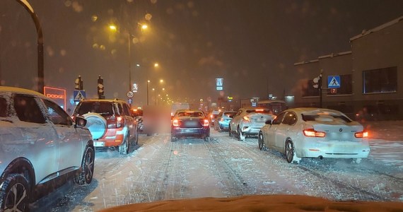 W środę wieczorem na drogach w województwie śląskim i w Małopolsce były bardzo trudne warunki. Powodem był intensywnie padający śnieg. "MPO poinformowało właśnie, że z zimą w Krakowie walczy obecnie 200 jednostek. Od trzech godzin jeżdżę po naszym mieście i mam wrażenie, że to tylko liczby i niestety przegrywamy walkę ze śniegiem!" - napisał przed godz. 21:00 na Twitterze wiceprezydent Krakowa Andrzej Kulig.