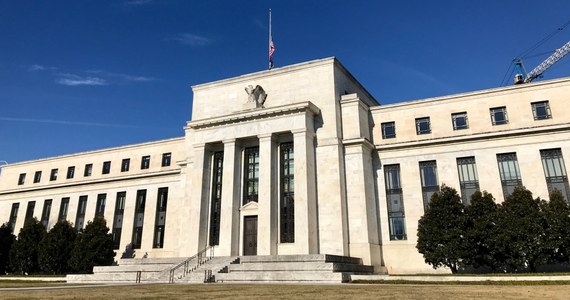 ​Amerykańska Rezerwa Federalna zgodnie z oczekiwaniami podniosła główną stopę procentową o 50 punktów bazowych, do przedziału 4,25-4,5 proc. Eksperci spodziewają się, że w przyszłym roku cykl zacieśniania polityki pieniężnej będzie kontynuowany.