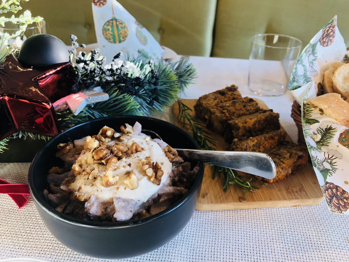 Seleryba w zastępstwie karpia, zupa krem z pieczonych buraków z malinami jako alternatywa dla czerwonego barszczu z uszkami i fantastyczne pierogi z makiem oraz figą, które z powodzeniem mogą konkurować z makowcem - to wegańskie propozycje na wigilijną, tradycyjną kolację w nowoczesnej odsłonie.