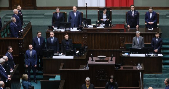 ​Sejm nie zgodził się w środę na odrzucenie projektu ustawy o powołaniu państwowej komisji, która miałaby badać wpływy rosyjskie na bezpieczeństwo wewnętrzne Polski w latach 2007-2022. O odrzucenie projektu wniosła we wtorek sejmowa komisja administracji i spraw wewnętrznych.
