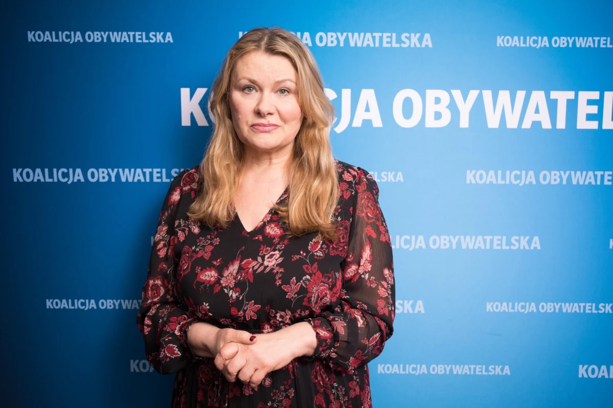 Posłanka Koalicji Obywatelskiej Katarzyna Piekarska zasłabła w trakcie środowych obrad Sejmu. Jak informuje gazeta.pl, marszałek Sejmu Elżbieta Witek zarządziła przerwę w obradach. Wezwano pogotowie. "Przechodzę badania, kroplówki lecą. Jest trochę lepiej. Trzymajcie kciuki. I bardzo Kochani dziękuję za wsparcie" - podkreśliła Piekarska na Twitterze. 
