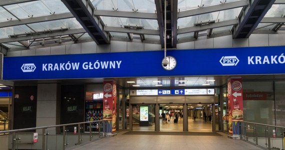 Ponad 20 pociągów odjeżdżających lub przejeżdżających przez Dworzec Główny Kraków było opóźnionych w środowy wieczór. Były to opóźnienia od kilkunastu do kilkudziesięciu minut. 