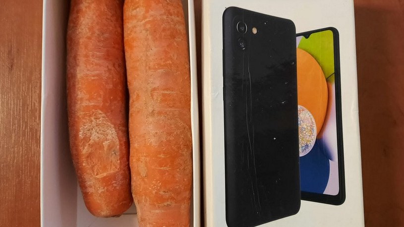 Pewien mieszkaniec Rudy Śląskiej skusił się na wyjątkowo atrakcyjną cenę dobrego smartfona. Niestety, stał się ofiarą oszustwa. Zamiast markowego urządzenia w paczce znajdowały się dwie marchewki.