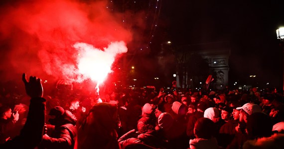 W kilku europejskich miastach wybuchły zamieszki po porażce Maroka w półfinale mistrzostw świata w piłce nożnej. Do tragedii doszło na południu Francji w Montpellier. Zginął tam 14-latek. 