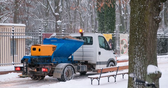 Duże opady śniegu niemal sparaliżowały w nocy ruch na małopolskich drogach. W bardzo wielu miejscach ciężarówki nie mogły poradzić sobie na stromych podjazdach i blokowały drogi. O poranku główne trasy w Małopolsce był już przejezdne. 