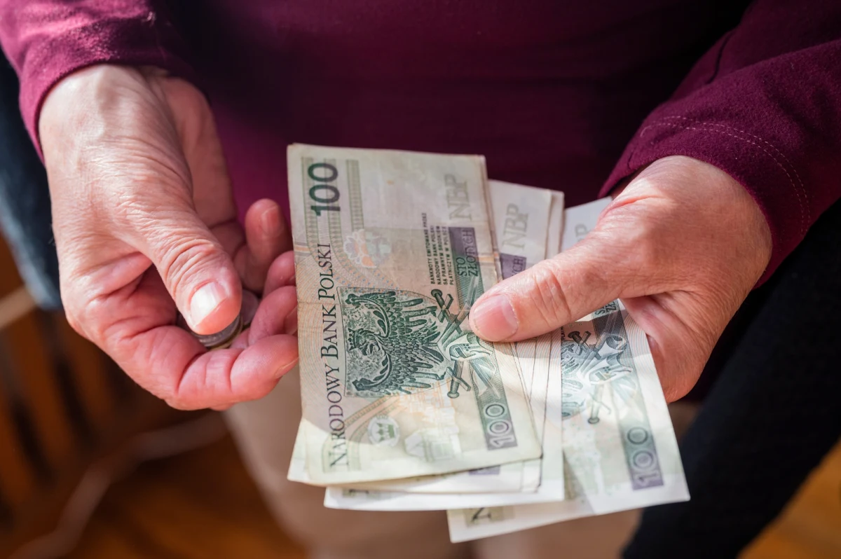 Najwyższa emerytura, jaką ZUS wypłaca kobiecie to ponad 26 tys. zł. Osoba ta przeszła na emeryturę w wieku 81 lat. Wśród mężczyzn najwyższe świadczenie wynosi 37,8 tys. zł. W tym przypadku wiek przejścia na emeryturę to 85 lat - poinformowała prezes ZUS prof. Gertruda Uścińska.