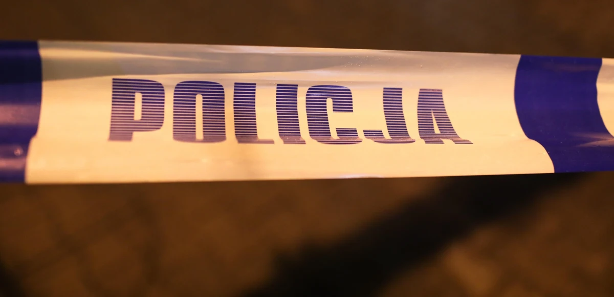 Prokuratura będzie wyjaśniać okoliczności tajemniczego incydentu w Komendzie Głównej Policji. Z nieoficjalnych ustaleń RMF FM wynika, że w wyniku eksplozji zawalił się sufit w pomieszczeniu służby dyżurnej na parterze budynku. Uszkodzone są też pomieszczenia znajdujące się dwa piętra wyżej - m.in. gabinet komendanta. Do szpitala na obserwację trafił Komendant Głównej Policji gen. insp. Jarosław Szymczyk. Po południu sprawę skomentowało MSW. 