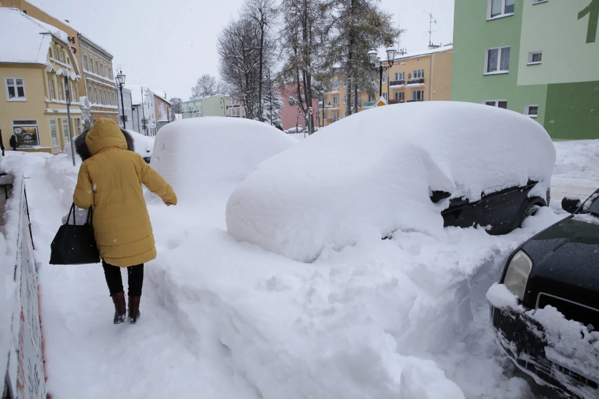 Ostatnie dni, zwłaszcza na południu Polski przyniosły duże opady śniegu, które częściowo sparaliżowały małopolskie drogi. W całym kraju utrzymują się ujemne temperatury, miejscami jest to nawet kilkanaście kresek poniżej zera. Czy zimowa aura się utrzyma? Sprawdziliśmy przewidywania synoptyków IMGW.