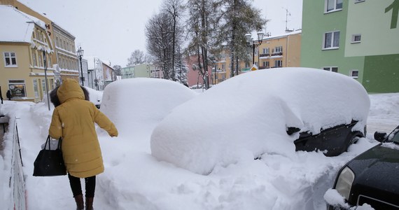 Ostatnie dni, zwłaszcza na południu Polski przyniosły duże opady śniegu, które częściowo sparaliżowały małopolskie drogi. W całym kraju utrzymują się ujemne temperatury, miejscami jest to nawet kilkanaście kresek poniżej zera. Czy zimowa aura się utrzyma? Sprawdziliśmy przewidywania synoptyków IMGW.