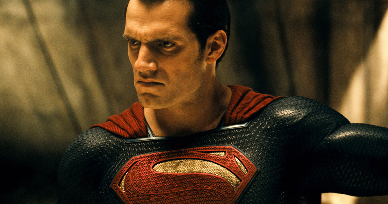 Henry Cavill poinformował, że nie nie zobaczymy go już więcej  w kostiumie Supermana. To efekt decyzji Jamesa Gunna i Petera Safrana, którzy od listopada stanęli na czele specjalnego wydziału Warner Bros. Discovery odpowiedzialnego za produkcje superbohaterskie. "Takie jest życie" - napisał wyraźnie rozczarowany aktor na Instagramie.