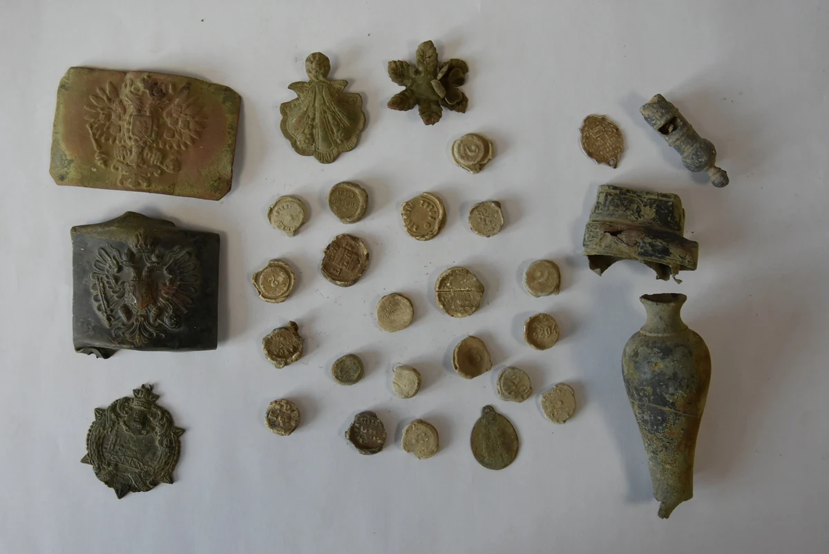 19-latek z Wielkich Oczu na Podkarpaciu, używając wykrywacza metali znalazł niewybuch, którego zabezpieczeniem zajęli się już saperzy z 21. Batalionu Dowodzenia w Rzeszowie. Policjanci nabrali podejrzeń, że w ten sam sposób młody mężczyzna mógł odkryć także inne, cenne przedmioty. W jego domu zabezpieczyli m.in.: 50 sztuk amunicji, trzy zapalniki artyleryjskie i kilkaset monet.

