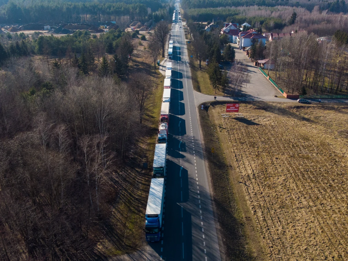 Trzydziestokilometrowa kolejka TIR-ów na krajowej "dwójce" prowadzi do granicy z Białorusią w Koroszczynie. W Zalesiu, mimo zakazu postoju, doszło do zablokowania dwóch pasów jezdni oraz dojazdu do posesji. Policja próbuje walczyć z kierowcami, którzy próbują ominąć kolejkę.