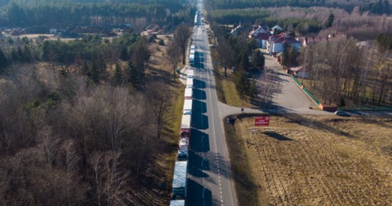 Trzydziestokilometrowa kolejka TIR-ów na krajowej "dwójce" prowadzi do granicy z Białorusią w Koroszczynie. W Zalesiu, mimo zakazu postoju, doszło do zablokowania dwóch pasów jezdni oraz dojazdu do posesji. Policja próbuje walczyć z kierowcami, którzy próbują ominąć kolejkę.