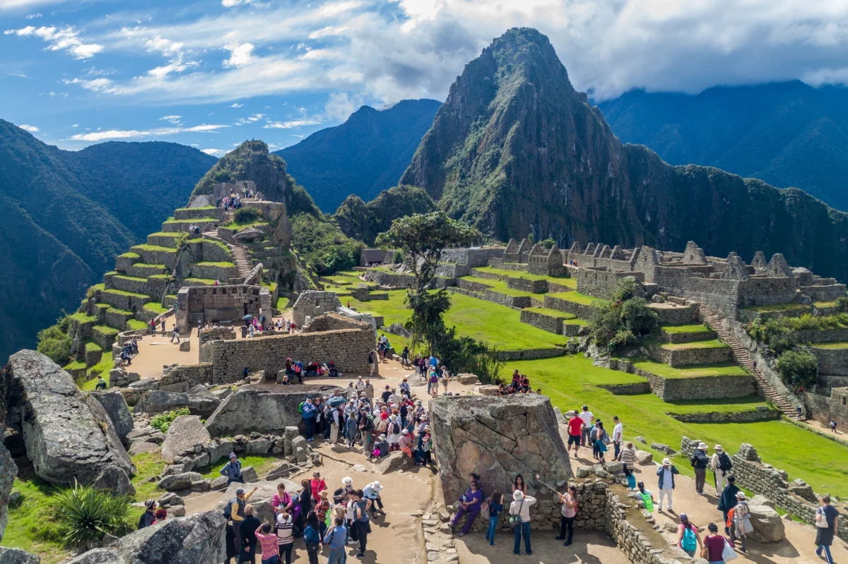 Setki turystów utknęło na terenie wokół Machu Picchu w Peru - mieście Inków, położonym 2100-2500 metrów n.p.m. Nie mogą się wydostać, ponieważ zawieszono kursowanie jadącego tam pociągu – jedynej możliwości dostania się do i z miasta, uznawanego za jeden z cudów świata.