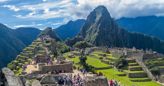 Setki turystów utknęło na terenie wokół Machu Picchu w Peru - mieście Inków, położonym 2100-2500 metrów n.p.m. Nie mogą się wydostać, ponieważ zawieszono kursowanie jadącego tam pociągu – jedynej możliwości dostania się do i z miasta, uznawanego za jeden z cudów świata.