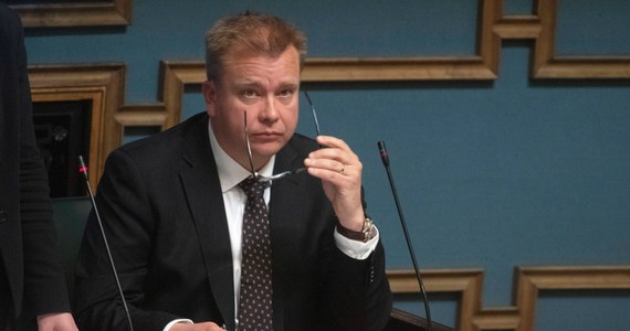 Minister obrony Antti Kaikkonen z początkiem roku uda się na urlop związany z opieką nad dzieckiem. W tym okresie zastąpi go deputowany Antti Savola, zasiadający w komisjach spraw zagranicznych i obrony – zdecydowały władze partii Centrum Finlandii.