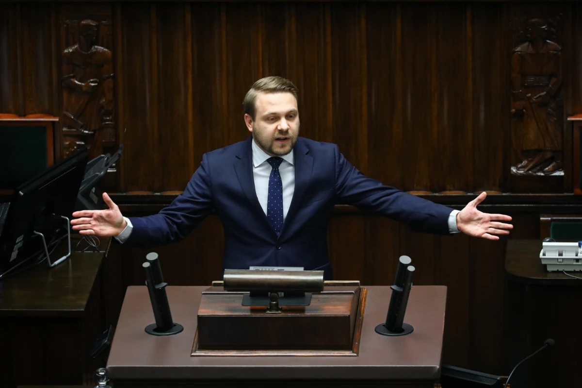 Wiceminister Jacek Ozdoba odzyskał nadzór nad Głównym Inspektoratem Ochrony Środowiska i dwoma departamentami w resorcie klimatu i środowiska. 10 dni temu minister Anna Moskwa odebrała posłowi Solidarnej Polski te kompetencje po wypowiedziach krytykujących politykę prowadzoną przez premiera Mateusza Morawieckiego.